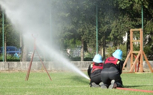Ćwiczenie bojowe na zawodach strażackich w Porąbce Uszewskiej