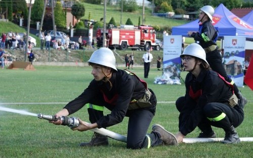 Ćwiczenie bojowe na zawodach strażackich w Porąbce Uszewskiej