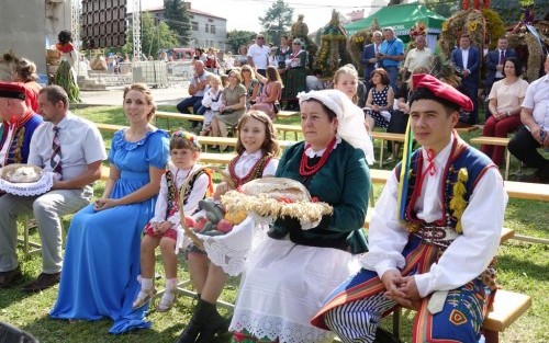 Sołtys wsi Łoniowa wraz z Starostami Dożynek