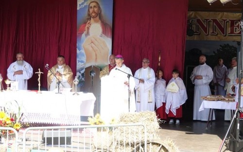 Msza Święta prowadzona przez Biskupa Stanisława Salaterskiego, Dziekana Józefa Golonkę oraz Proboszcza Bogdana Lebryka.