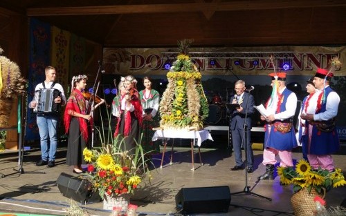 Delegacja wieńcowa z Dębna prezentująca swój wieniec na Dożynkach Gminnych w Łoniowej.