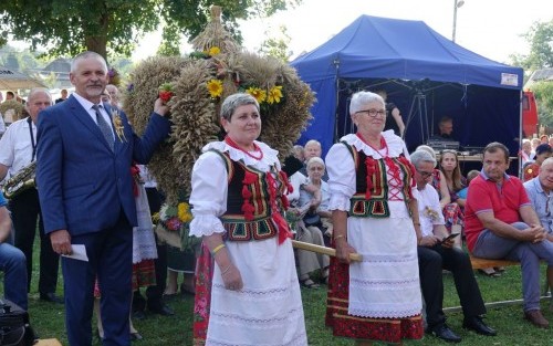 Delegacja wieńcowa z Dołów na Dożynkach Gminnych w Łoniowej.