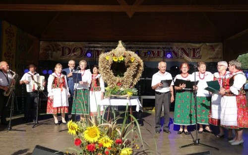 Delegacja wieńcowa z Dołów prezentująca swój wieniec na Dożynkach Gminnych w Łoniowej.