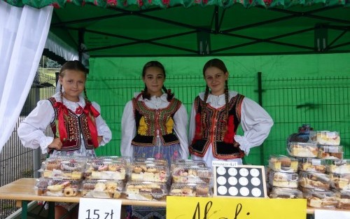 Dziewczynki w tradycyjnych stojach krakowskich