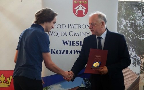 Przekazanie gratulacji przez Wójta Wiesława Kozłowskiego