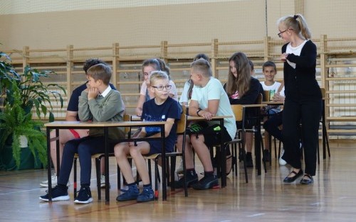 Młodzież szkolna siedząca w ławkach