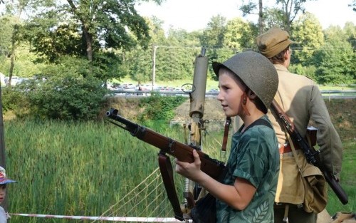 Dzieci dotykające broni