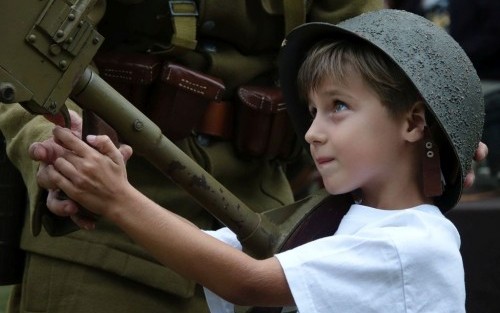 Dziecko testujące broń