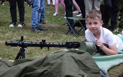 Dzieci testujące broń