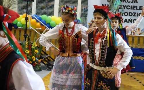 Para taneczna w tradycyjnym stroju ludowym