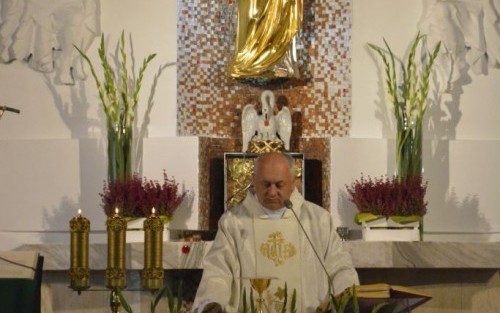 Kapłan odprawiający mszę