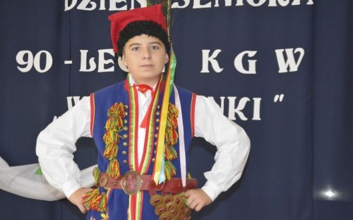 Chłopiec w tradycyjnym stroju ludowym