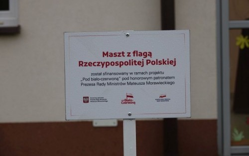 Maszt z flagą Rzeczypospolitej Polskiej