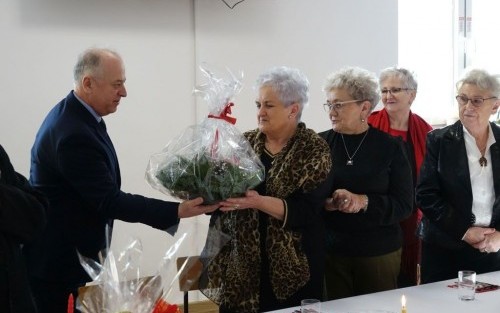 Wójt Gminy Dębno Wiesław Kozłowski obdarowuje prezentami członków klubu Senior+