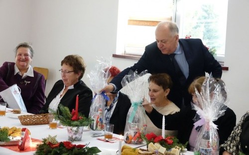 Wójt Gminy Dębno Wiesław Kozłowski obdarowuje prezentami członków klubu Senior+