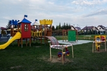 Atrakcje dla najmłodszych na placu zabaw w Woli Dębińskiej