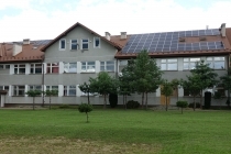 Trwa montaż instalacji fotowoltaicznych na budynkach użyteczności publicznej w Gminie Dębno