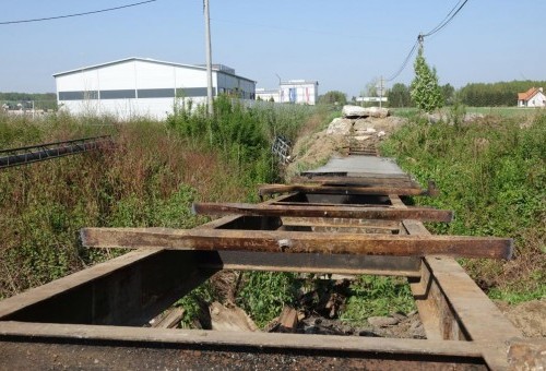 Trwa rozbiórka mostu obok Zakładu Usług Komunalnych w Woli Dębińskiej.